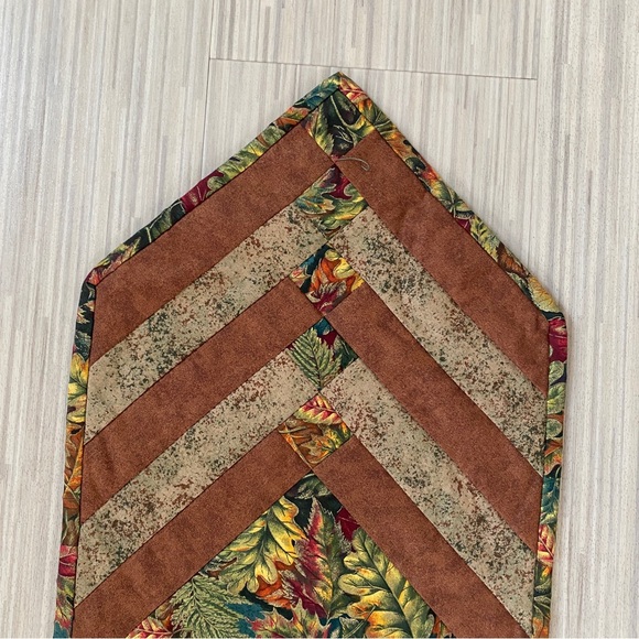 NWOT Quilted table runner. Autumn leaves motif - Picture 7 of 7